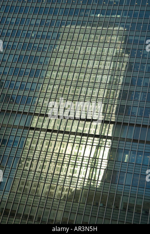 Kanada-Turm spiegelt sich in Gebäude, Canary Wharf, London, england Stockfoto