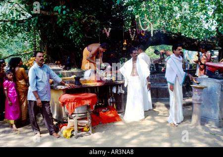 Shiva-Tempel Kerala Indien Priester Puja ausführen Stockfoto