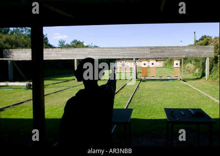 Person-Schießen Pistole am Schießplatz Jersey Channel Islands Stockfoto