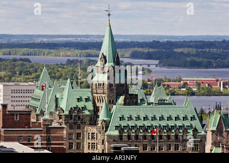 Öffentliche Gebäude erheben sich über den Ottawa River in der Nähe von Parliament Hill in Ottawa, Ontario, Kanada. Stockfoto