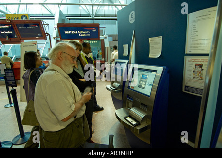 Passagier mit Selbsttest in Heathrow T4 - bärtiger Mann und Frau neben/hinter auf der rechten Seite des Bildes mit braune lange Haare Herr Stockfoto