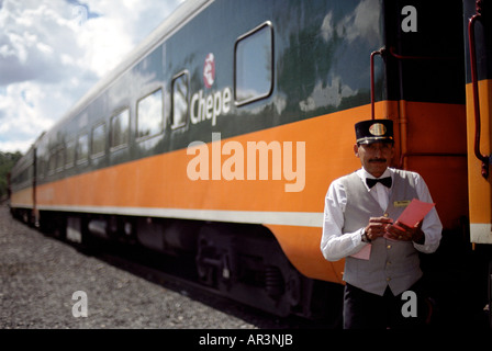 Ein Dirigent, steht man vor einen Zug, express Ferrocarril Chihuahua al Pacifico, Chihuahua, Mexiko, Amerika Stockfoto