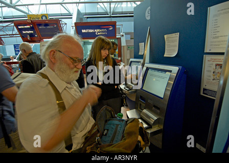 Passagier mit Selbsttest in BAA London Heathrow T4 - bärtiger Mann und Frau hinter MRed Stockfoto