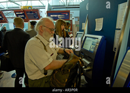 Passagier mit Selbsttest in BAA London Heathrow T4 - bärtiger Mann und Frau hinter MRed Stockfoto