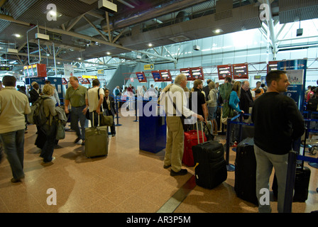 Passagiere, die in der Schlange zum Einchecken, BAA London Heathrow T4 Stockfoto