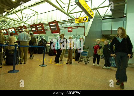 Passagiere, die in der Schlange zum Einchecken, BAA London Heathrow T4 Stockfoto