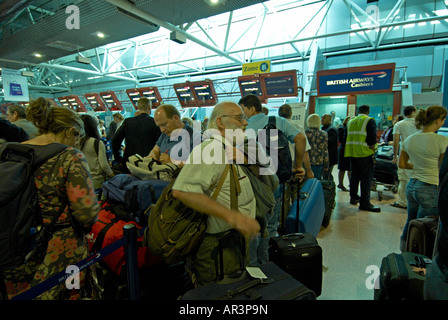 Passagiere, die in der Schlange zum Einchecken BAA-London-Heathrow Stockfoto