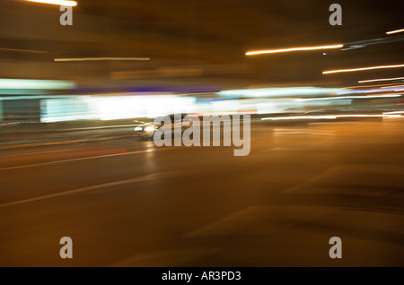 Auto in der Nacht auf der Straße in Bewegungsunschärfe Stockfoto