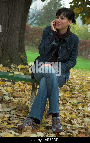 Junge Frau am Handy Stockfoto