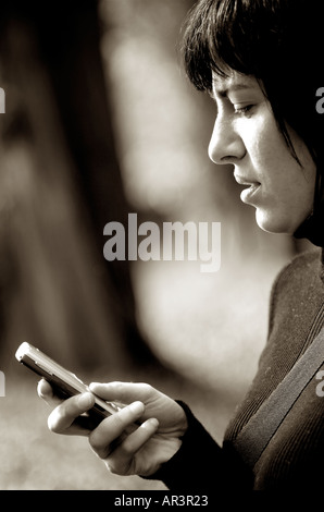 Junge Frau mit Handy Stockfoto