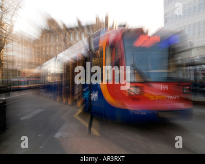 Supertram Sheffield, South Yorkshire, Nordengland, Straßenbahn, bewegen und verschwommen Stockfoto