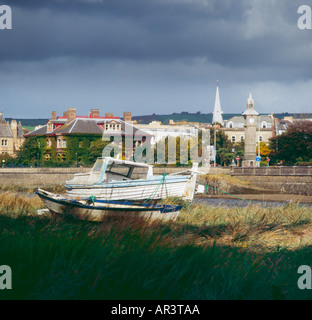 Holzboote am Ufer des Flusses Taw in Barnstaple Devon mit Uhrturm und Museum im Hintergrund Stockfoto