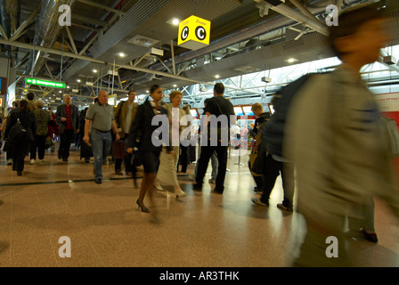 Passagiere in Eile, BAA London Heathrow T4 Stockfoto
