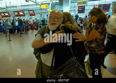Passagiere (Schwiegervater) und Schwiegertochter umarmt vor Trennung für einen Urlaub BAA London Heathrow T4 Stockfoto