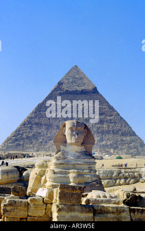 Gizeh Ägypten Pyramide von Cheops (die große Pyramide) und Sphinx, die geglaubt wird, Khephren zu sein (Khephren) Stockfoto