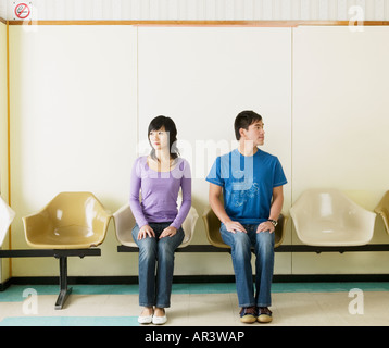 Asian paar im Wartebereich sitzen Stockfoto