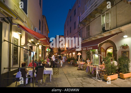 Restaurants in der Altstadt in der Nacht, Harbourfront, Tha Balagne, Calvi, Korsika, Frankreich Stockfoto