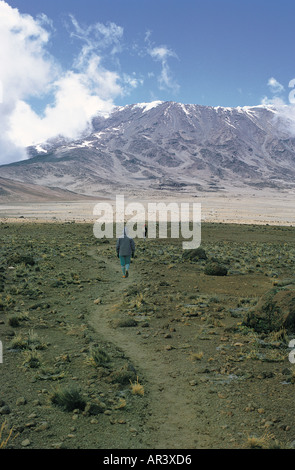 Wanderer über den Sattel zwischen Mawenzi und Kibo auf Kilimanjaro Nordtansania Stockfoto