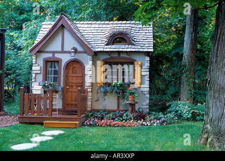 ENKELKINDES PLAYHOUSE IN MINNESOTA, VEREINIGTE STAATEN VON AMERIKA.  ENGLISCHER EFEU, HOSTA, IMPATIENS, BEGONIEN UND COLEUS.  HERBST. Stockfoto