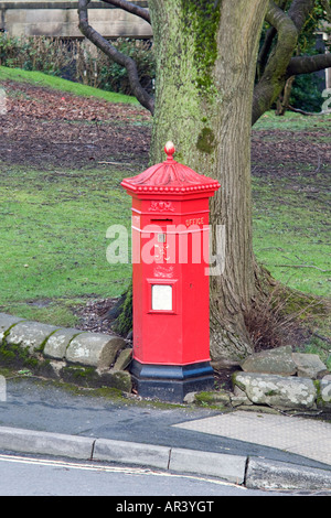 Sechseckigen roten viktorianischen Post Briefkasten in Buxton Derbyshire "Great Britain" Stockfoto