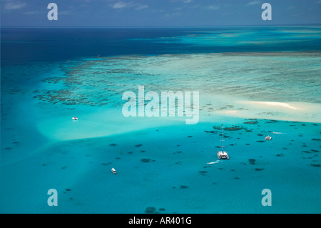 Upolu Cay und Tauchen Boote Upolu Cay Nationalpark Great Barrier Reef Marine Park North Queensland Australien Antenne Stockfoto