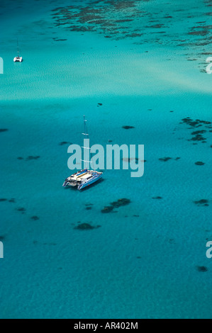 Upolu Cay und Ocean Spirit II Dive Boot Upolu Cay Nationalpark Great Barrier Reef Marine Park North Queensland Australien Antenne Stockfoto