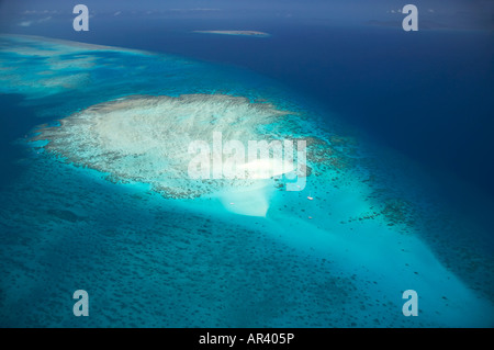 Upolu Cay und Tauchen Boote Upolu Cay Nationalpark Great Barrier Reef Marine Park North Queensland Australien Antenne Stockfoto