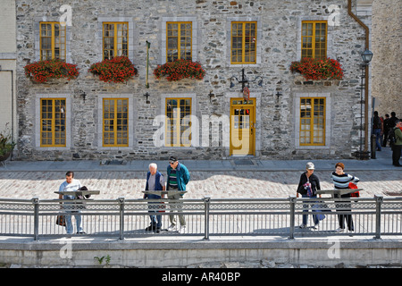 Typische Gebäude aus Stein gefunden in Unterstadt in Old Quebec City mit Touristen lesen historische Plaketten, Quebec Kanada Stockfoto