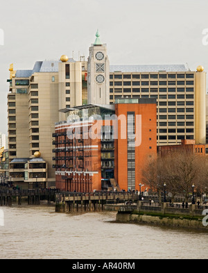 Ansicht der OXO Tower mit Meer-Container-Haus in London, UK Stockfoto