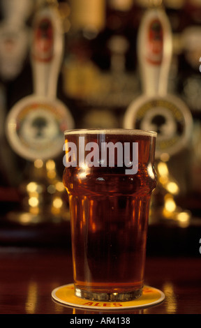 Pint Beer, das Innere des Pear Tree Village Pub, ein Hook Norton Brauerei Pub. Hook Norton, Oxfordshire England Großbritannien 1990er Jahre 1991 HOMER SYKES Stockfoto