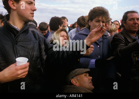 Platzieren einer Wette Glücksspiel 1980er UK Bookmaker Buchmacher Schreiber schreiben Down Odds Grand National Horse Race Aintree Lancashire 1986 Großbritannien HOMER SYKES Stockfoto