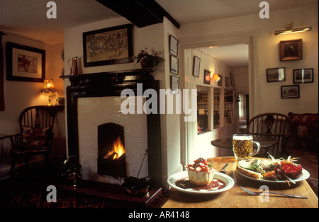 Englisches Pub Essen, Village Pub Lunch geöffnet echtes Kaminfeuer. The Crown Inn, Old Dalby Leicestershire England 1990er Jahre 1991 HOMER SYKES Stockfoto