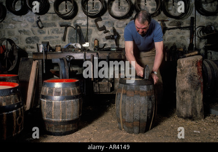 Cooper macht Holzbierfass. Clive Hollis The cooper bei der Theakstons Brewery Masham North Yorkshire England 1990er Jahre 1992 Großbritannien HOMER SYKES Stockfoto