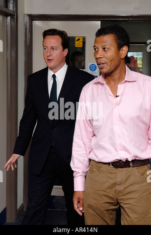 Besuch der Tory Führer David Cameron Chippenham College mit potenziellen Chippenham Kandidat Wilfred Emmanuel Jones Stockfoto