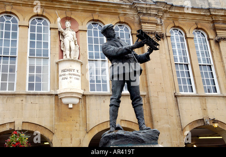 Statue von Henry V und Charles rollt außen Shire Hall Monmouth Monmouthshire Wales UK EU Stockfoto