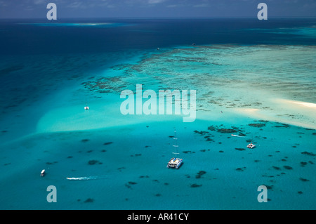 Upolu Cay und Tauchen Boote Upolu Cay Nationalpark Great Barrier Reef Marine Park North Queensland Australien Antenne Stockfoto