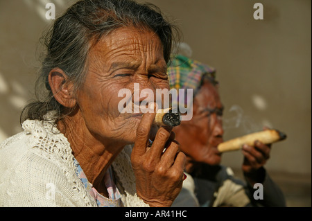 Porträt alte Damen Rauchen Cheroots, Portrait, Alte Rauchende Frauen, cheroot Stockfoto