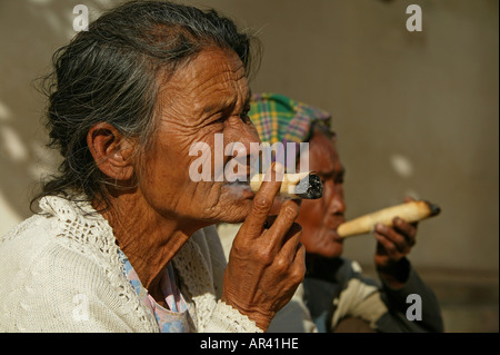 Porträt alte Damen Rauchen Cheroots, Portrait, Alte Rauchende Frauen, cheroot Stockfoto