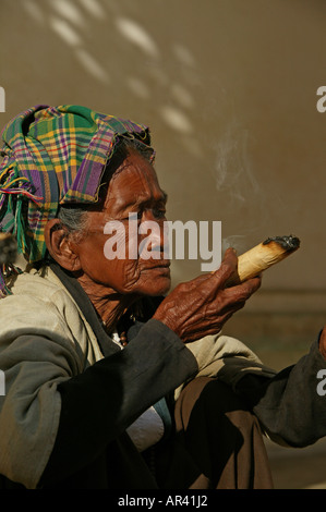 Porträt alte Damen Rauchen Cheroots, Portrait, Alte Rauchende Frauen, cheroot Stockfoto