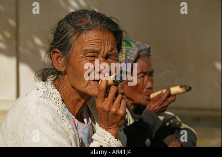 Porträt alte Damen Rauchen Cheroots, Portrait, Alte Rauchende Frauen, cheroot Stockfoto