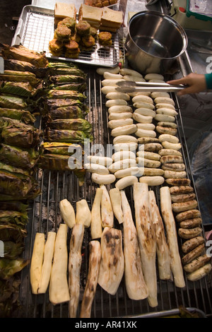 Markt verkaufen Stall gekocht frisch gegrillte Bananen und Wurzelgemüse in Chiang Rai Lebensmittelmarkt Thailand Stockfoto