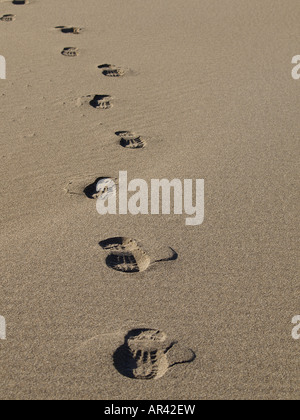 Linie des Stiefels druckt im weichen Sand. Stockfoto