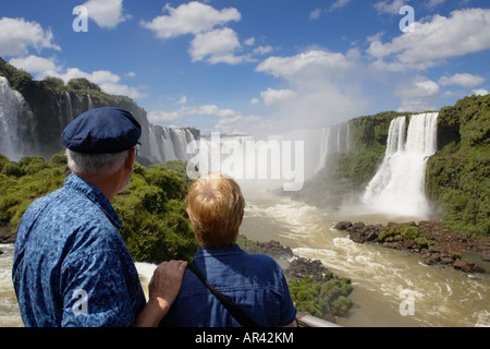 Älteres Paar auf der Suche nach Garganta Del Diablo The Devils Throat Iguaçu Nationalpark Brasilien Stockfoto