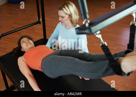 Asiatische Frau, die das Training mit Personaltrainer Stockfoto