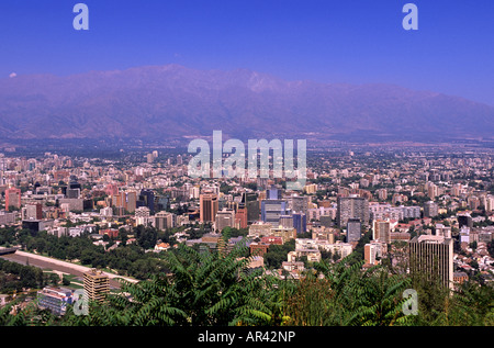 Panoramaansicht des östlichen Santiago, gesehen vom Hügel San Cristóbal Santiago Chile Stockfoto