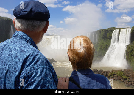 Älteres Paar auf der Suche nach Garganta Del Diablo The Devils Throat Iguaçu Nationalpark Brasilien Stockfoto