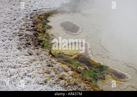 Yellowstone-Nationalpark im Winterschnee bedeckt Pool im Midway Geyser Basin Stockfoto