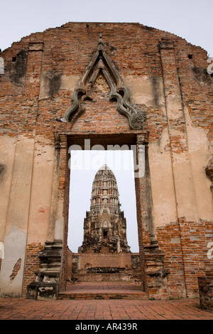 Die wichtigsten Prang (Khmer-Stil-Turm) des Wat Ratburana (Wat Ratchaburana) im Geschichtspark Ayutthaya, durch eine alte Tür gesehen. Stockfoto