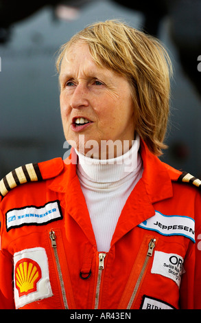 RAF Lyneham Wiltshire Fliegerin, Polly Vacher bei raf Lyneham in ihr Gebot landet, alle 206 Flugplätze auf den britischen Inseln zu besuchen Stockfoto