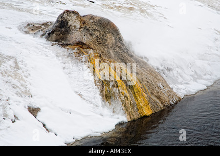 Yellowstone-Nationalpark im Winter Schnee Frost bedeckt Rock am Firehole River bei Excelsior Frühling Stockfoto